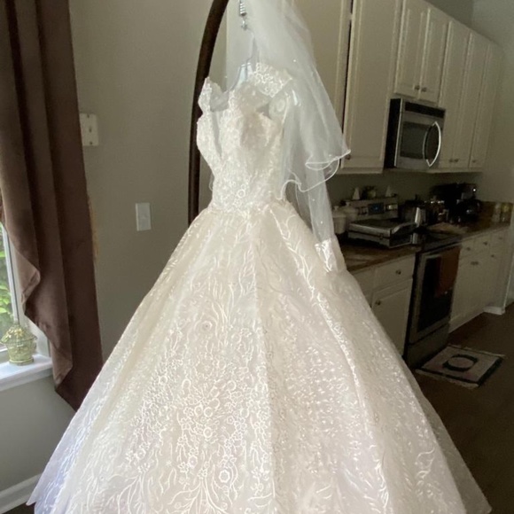 Wedding gown - Picture 1 of 4